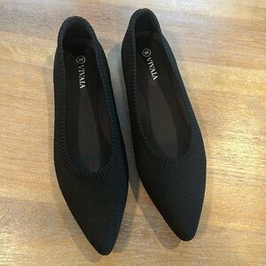 VIVAIA Pointed Toe Ballet Flats in Black. Women Size 7.5/38.5